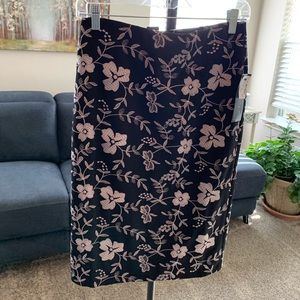 NWT Black/floral skirt-flowers are white not pink